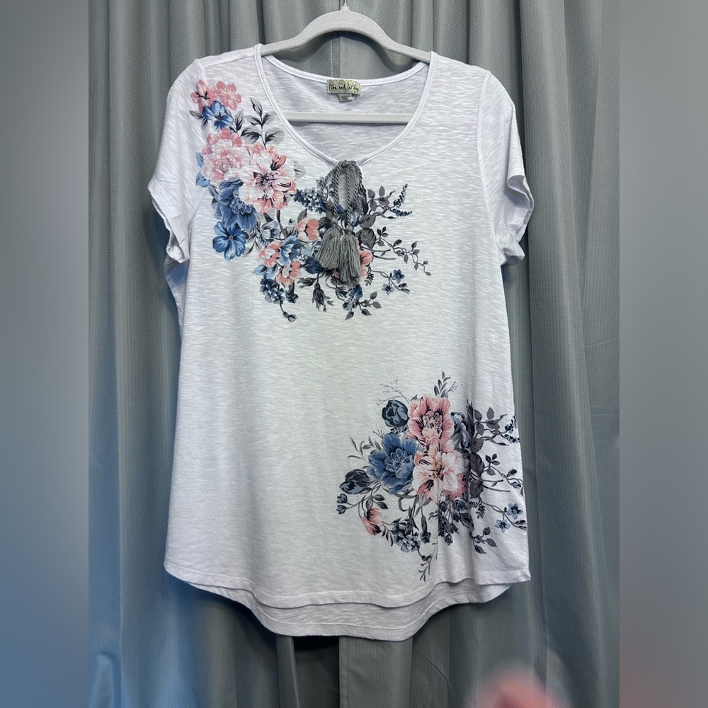 50%offw❤️ Live and let Live top white floral cap sleeve L